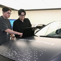 Ingénieurs de 42dot au poste de travail d'un véhicule d'essai, au Vehicle Workshop | Hyundai Motor Group Ingénieurs de 42dot au poste de travail d'un véhicule d'essai