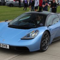 Gordon Murray Automotive T.50 bleu, vue trois-quarts avant | Calreyn88 / Wikimedia Commons, CC BY 4.0 Gordon Murray Automotive T.50 bleu stationné, vu de trois-quarts avant