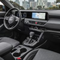 Habitacle du Kia Seltos 2025 restylé, avec le sélecteur de vitesses sur la console centrale | Kia Poste de conduite et console centrale du Kia Seltos 2025