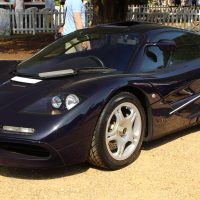 McLaren F1 1995 bleu foncé au Hampton Court Concours | MrWalkr / Wikimedia Commons, CC BY-SA 4.0 McLaren F1 1995 bleu foncé vue de trois-quarts avant sur du gravier