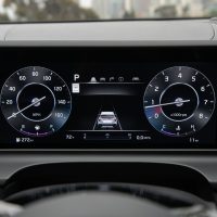 Bloc d'instrumentation numérique du Kia Seltos 2025 | Kia Instrumentation numérique du Kia Seltos 2025 vue à travers le volant
