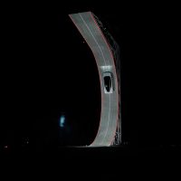 Tesla Roadster qui grimpe la rampe de la démo de McGregor, au Texas | Tesla Tesla Roadster collé à une rampe courbe presque verticale, de nuit, pendant la démo de McGregor