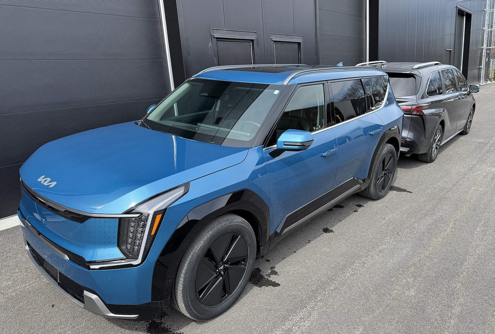 2025 Toyota Sienna VS Kia EV9 | Photo: Matt St-Pierre