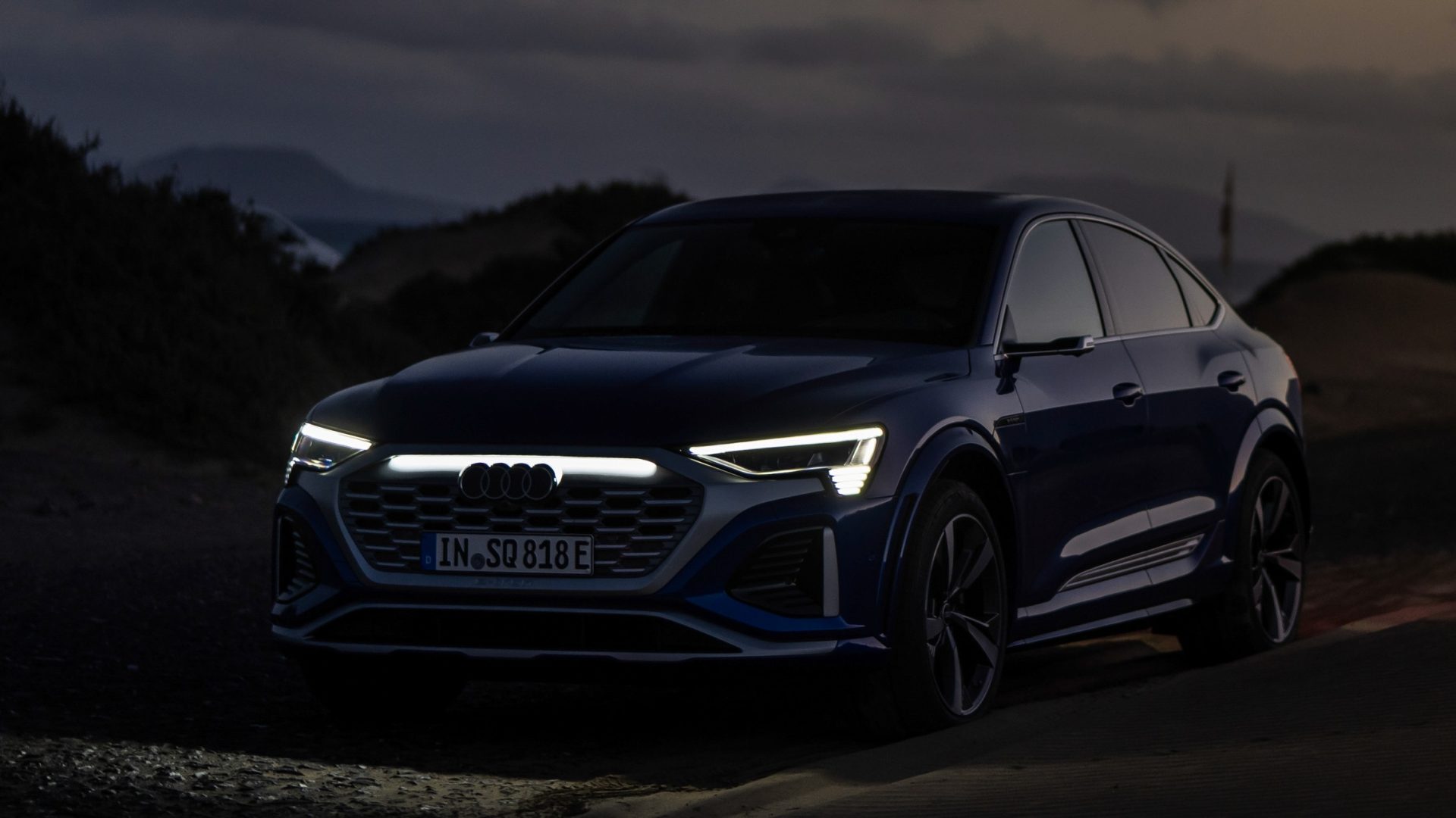 Static photo, Colour: Ultra Blue metallic.