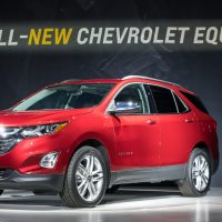 Equinox 2018 rouge, vue trois-quarts avant sur la scène du dévoilement à Chicago | GM Canada Equinox 2018 rouge, vue trois-quarts avant sur la scène du dévoilement à Chicago