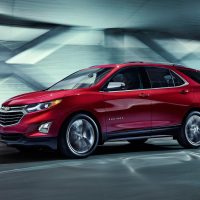 Equinox 2018 rouge, vue trois-quarts avant dynamique dans un tunnel | GM Canada Equinox 2018 rouge, vue trois-quarts avant dynamique dans un tunnel
