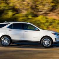 Equinox 2018 blanc, profil latéral complet en conduite | GM Canada Equinox 2018 blanc, profil latéral complet en conduite