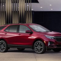 Equinox MY2022 RS rouge Cherry Red, vue trois-quarts avant avec grille mesh dans les phares LED | GM Canada Equinox MY2022 RS rouge Cherry Red, vue trois-quarts avant avec grille mesh dans les phares LED