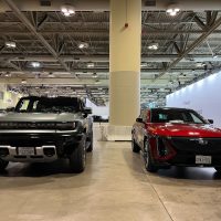 GMC Hummer EV SUV et Cadillac Lyriq | Photo: Matt St-Pierre