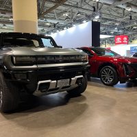 GMC Hummer EV SUV et Cadillac Lyriq | Photo: Matt St-Pierre