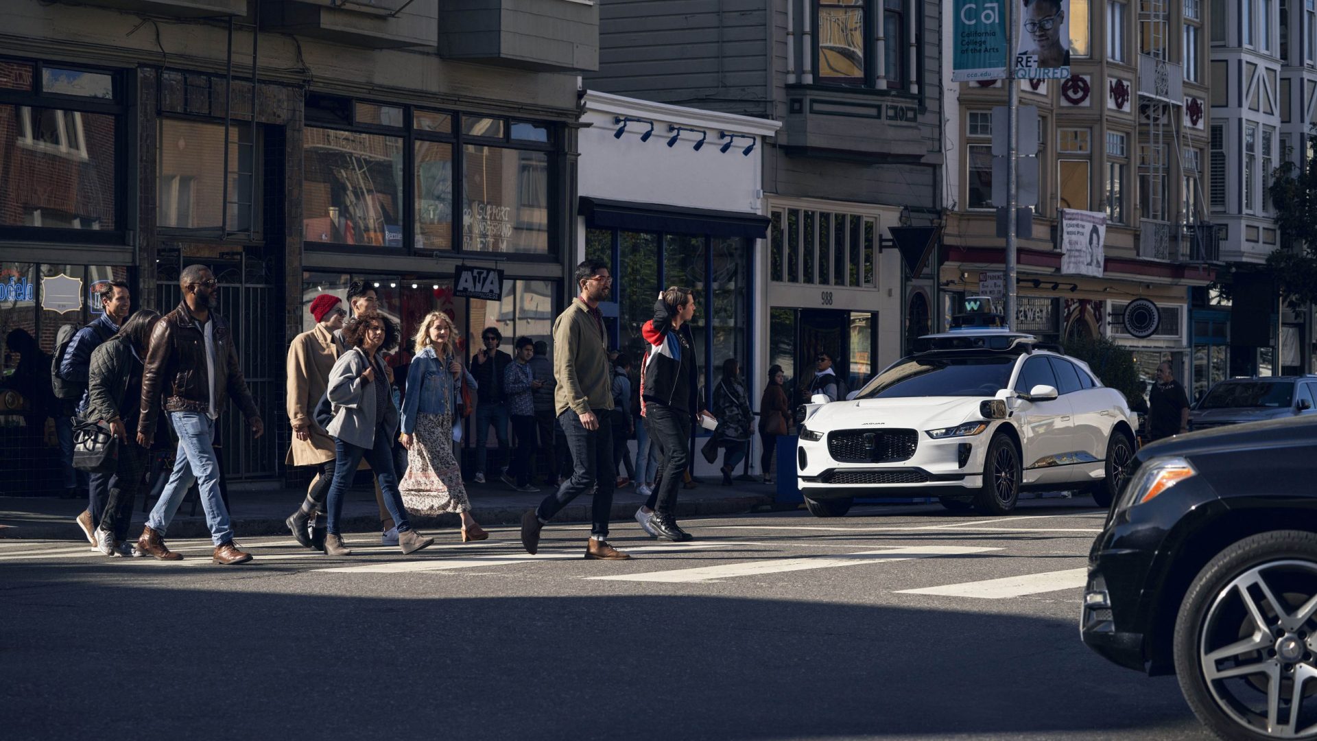 Véhicule autonome à une intersection | Photo: Waymo