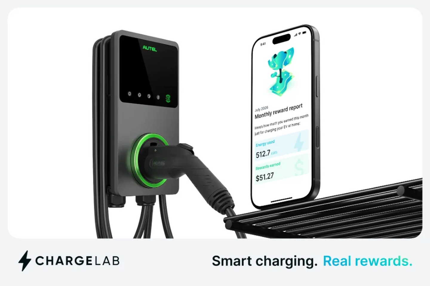 Borne résidentielle Autel avec son pistolet branché, à côté d’un téléphone affichant un rapport mensuel ChargeLab de 512,7 kWh consommés et 51,27 $ en récompenses