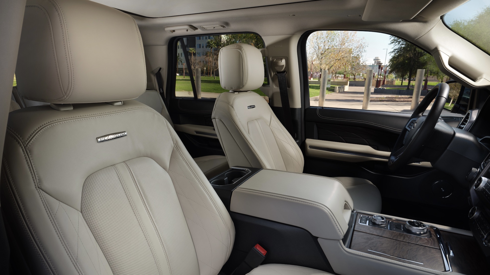Expedition Platinum introduces more premium updates for 2020, including leather-wrapped instrument panel topper and door rollovers, plus more aluminum interior touches