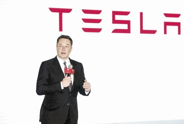 Tesla gagne des milliards en aidant d’autres constructeurs à se conformer aux lois antipollution