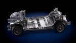 Rendu de la structure d’une plateforme de véhicule électrique, avec plancher, berceaux avant et arrière et quatre roues, sur fond bleu foncé