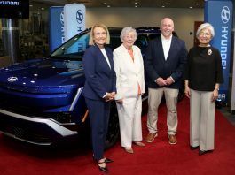 Quatre personnalités sur un tapis rouge à côté d'un VUS Hyundai bleu, à l'usine Hyundai de Montgomery, en Alabama.
