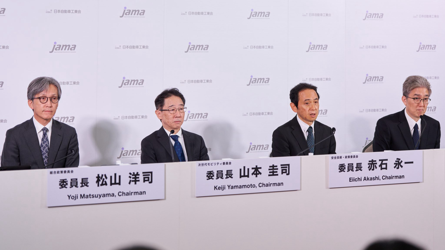 Quatre présidents de comité de la JAMA lors de la conférence de presse sur la conduite automatisée