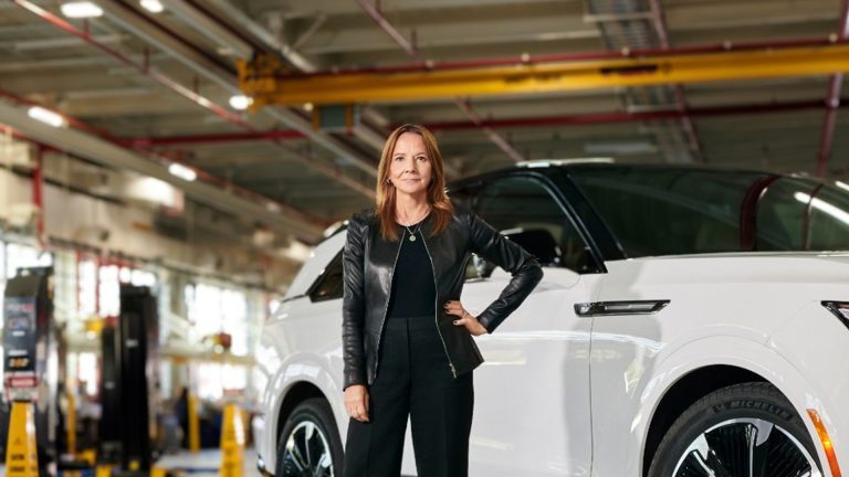La rémunération de Mary Barra, PDG de GM, demeure la plus élevée des trois géants américains, à 29,9 millions de $ US