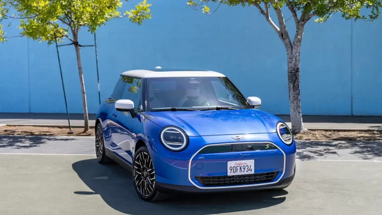 Voici les premières images officielles de la Mini Cooper EV 2025