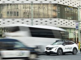L’IA sait maintenant trouver les failles de votre voiture, préviennent les constructeurs japonais Prototype Nissan Ariya doté de l’aide à la conduite ProPILOT basée sur l’IA devant la tour de Tokyo