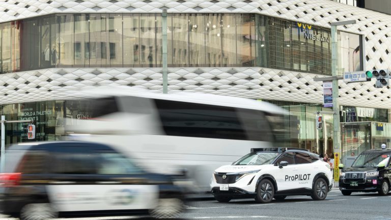 Prototype Nissan Ariya doté de l’aide à la conduite ProPILOT basée sur l’IA devant la tour de Tokyo