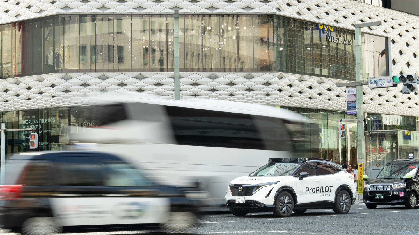 Prototype Nissan Ariya doté de l’aide à la conduite ProPILOT basée sur l’IA devant la tour de Tokyo