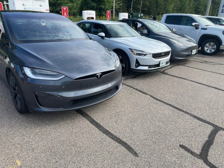 Tesla ouvre quelques Superchargers aux autres VÉ au Canada