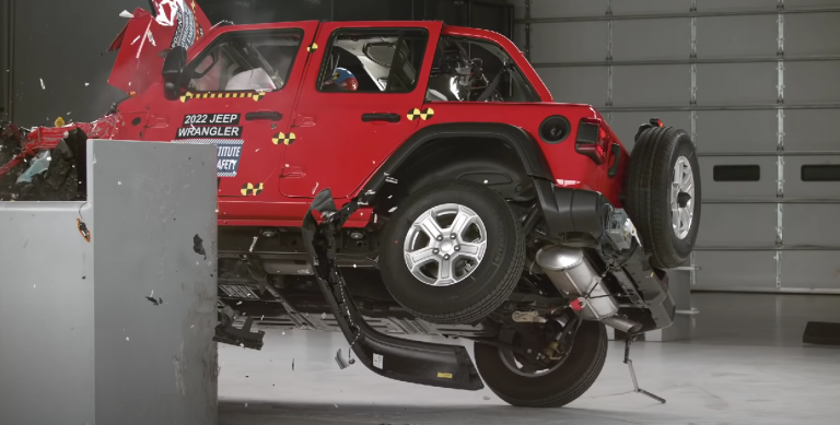 Le Jeep Wrangler 2022 obtient deux résultats «marginaux et se retourne sur le côté dans les tests de sécurité de l’IIHS